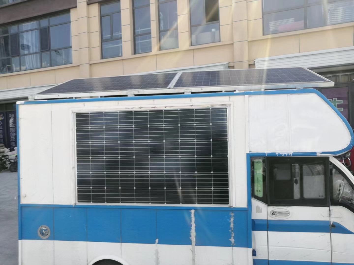 房车安装太阳能发电板 出游世界都不用担心用电问题